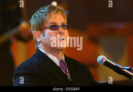 (Dpa) - il cantante britannico Elton John compie durante il tedesco show televisivo "Wetten Dass...?" (bet che...?) a Leipzig, Germania, 13 novembre 2004. Foto Stock