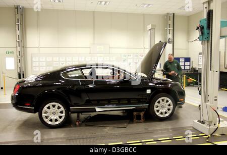 (Dpa) - Un lavoratore nella linea di produzione del costruttore britannico Bentley esegue il controllo finale su un finito di Bentley Continental GT in Crewe, Inghilterra, 26 ottobre 2004. Foto Stock