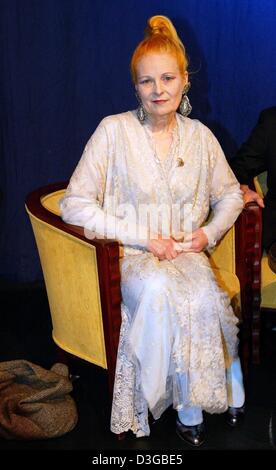 (Dpa) - British fashion designer Vivienne Westwood nella foto durante la International UNESCO Gala benefici per i bambini in stato di necessità in Neuss, Germania, 6 novembre 2004. Foto Stock