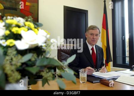 (Dpa) - Il presidente tedesco Horst Koehler si siede alla sua scrivania in ufficio federale dell'Ufficio Presidenziale (Bundespraesidialamt) di Berlino, 8 novembre 2004. Di solito il Presidente dell'ufficio si trova nel castello di Bellevue, che è la sede del Presidente della Repubblica Federale Tedesca. A causa di lavori di ristrutturazione presso il castello di Bellevue il Presidente tedesco è attualmente residente in un ufficio presso la Federal presidenziali ufficio. Foto Stock