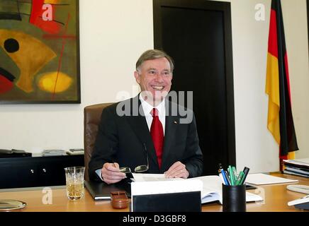 (Dpa) - Il presidente tedesco Horst Koehler si siede alla sua scrivania in ufficio federale dell'Ufficio Presidenziale (Bundespraesidialamt) di Berlino, 8 novembre 2004. Di solito il Presidente dell'ufficio si trova nel castello di Bellevue, che è la sede del Presidente della Repubblica Federale Tedesca. A causa di lavori di ristrutturazione presso il castello di Bellevue il Presidente tedesco è attualmente residente in un ufficio presso la Federal presidenziali ufficio. Foto Stock