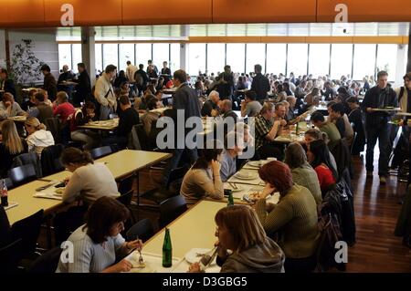 (Dpa) - una affollata sala da pranzo è una comune visione presso la caffetteria presso l'Università di Dortmund, Germania, il 6 ottobre 2004. Ogni mattina alle 7 del mattino di sette cuochi, lo chef e il suo assistente e diversi altri dipendenti per iniziare la loro giornata lavorativa. Le porte della caffetteria aperta alle 11.30 e un pacchetto di affamati di tempeste di persone nella sala da pranzo. Un cuoco ciascuno è responsabile per i cinque piatti, Foto Stock