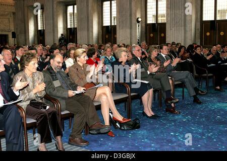 (Dpa) - Membri della famiglia reale olandese, tra loro Crown Princess Maxima e dalla Regina Beatrice dei Paesi Bassi (prima riga), partecipa al programma Erasmus cerimonia di premiazione presso il Paleis op de Dam in Amsterdam, Olanda, 4 novembre 2004. Foto Stock