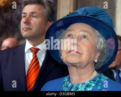 (Dpa) - Sua Maestà la Regina e a Berlino il sindaco Klaus Wowereit (L) visitare il nuovo museo che dovrebbe essere completata nel 2009 a Berlino, Germania, 3 novembre 2004. La regina visiti gli stati tedeschi di Berlino e Brandeburgo e del Land Renania settentrionale-Westfalia tra il 2 e il 4 novembre 2004. Si tratta della quarta visita di Stato in Germania dal 78-anno-vecchia regina. Foto Stock