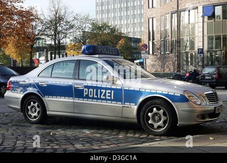 (Dpa) - Un auto della polizia dipinto in colore argento e blu sorge di fronte a una stazione di polizia ad Amburgo, Germania, 26 ottobre 2004. La maggior parte delle auto della polizia in Germania sono il bianco e il verde ma la libera città di Amburgo di piani per modificare tutte le loro auto in nuovi colori nel prossimo futuro. Foto Stock