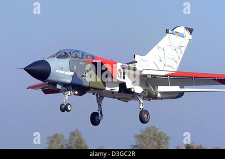 (Dpa) - Un dipinto colouful Tornado fighter jet dell'esercito tedesco si prepara a terra presso la base aerea in Lagerlechfeld, Germania, 6 ottobre 2004. Il piano ha ricevuto la sua vernice speciale per il suo 30-anno-anniversario. Il Tornado, un combinato di sviluppo di Germania, Italia e Gran Bretagna, è andato su il suo volo inaugurale il 14 agosto 1974. Foto Stock