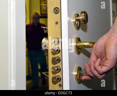 (Dpa) -La foto mostra il meccanismo di bloccaggio di un certificate di effrazione porta resistente a Monaco di Baviera, Germania, il 19 aprile 2004. Tali dispositivi possono efficacemente abitazioni sicure e quindi portare ad una diminuzione di effrazioni. Foto Stock