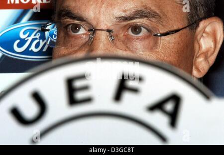 (Dpa) - Felix Magath, head coach della Bundesliga tedesca club Bayern Monaco, parla con i giornalisti nel corso di una conferenza stampa presso il team di hotel torino, Italia, lunedì 18 ottobre 2004. Il Bayern è a Torino per la UEFA Champions League si scontrano contro il lato italiano la Juventus che si svolgerà allo Stadio Delle Alpi martedì 19 ottobre 2004. Foto Stock