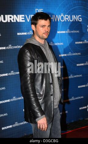 (Dpa) - Nuova Zelanda attore Karl Urban arriva per il tedesco premiere del suo nuovo film "The Bourne Supremacy" presso la Potsdamer Platz di Berlino, Germania, 16 ottobre 2004. Il sequel di 2002's "The Bourne Identity' comincerà a livello nazionale in Germania il 21 ottobre 2004. Foto Stock