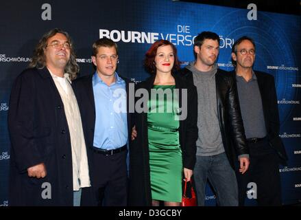 (Dpa) - Direttore Paul Greengrass (L-R), attrice tedesca Franka Potente, noi attore Matt Damon, Nuova Zelanda attore Karl Urban e produttore Pat Crowley arriva per il tedesco premiere del loro nuovo film "The Bourne Supremacy" presso la Potsdamer Platz di Berlino, Germania, 16 ottobre 2004. Il sequel di 2002's "The Bourne Identity' comincerà a livello nazionale in Germania il 21 ottobre 2004. Foto Stock