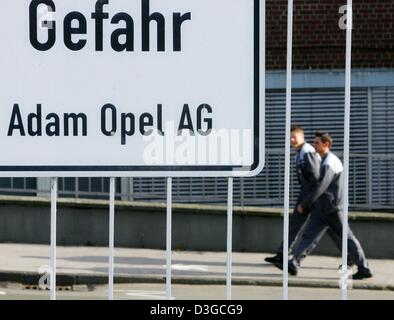 (Dpa) - I dipendenti sono visto dietro una parte di un segno a leggere 'Gefahr" (Pericolo) al composto di costruttore Opel a Bochum, Germania, 15 ottobre 2004. Produzione a Opel a Bochum si trova ad un punto morto il 15 ottobre 2004 in segno di protesta contro i piani dalla società madre General Motors per abbattere alcuni 4.000 posti di lavoro presso l'impianto. La Germania si trova ad affrontare le conseguenze dei tagli in GM del tentativo di tagliare i costi a suo Foto Stock