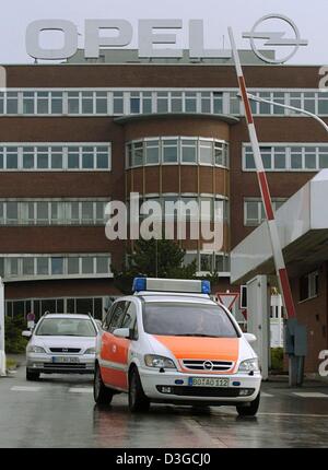 (Dpa) - Una vettura della società vigili del fuoco lascia la motivazione della Opel stabilimento di Bochum, Germania, 14 ottobre 2004. Dopo l'impianto i lavoratori' Consiglio temeva di una prospettiva a medio termine l'arresto delle operazioni loro peggiori timori sono quasi venuti vero giovedì 14 ottobre. Noi car company General Motors (GM) presentato il costo del piano di risparmio per la sua unione sudsidiaries Opel, Saab e Vauxhall sul Thursda Foto Stock