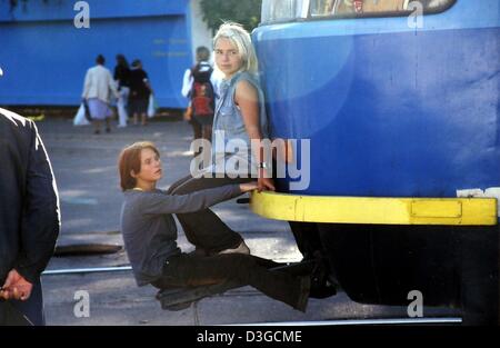 (Dpa) - Due ragazze godere del loro tempo libero attività "tramvia surf' in Odessa, Ucraina, 15 settembre 2004. Un gioco pericoloso: i giovani abbracciano l'accoppiamento e il paraurti di un tram ride e lungo per un paio di stazioni. In Odessa circa 3 mila bambini vivono in strada. Secondo l Unicef ogni terzo bambino in Europa Orientale vive in povertà. Il Fondo delle Nazioni Unite per l'Infanzia cerca Foto Stock