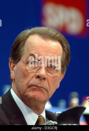 (Dpa) - Franz Muentefering, Presidente del social democratico SPD, raffigurato durante il partito regionale convenzione in Hanau, Germania, 9 ottobre 2004. Foto Stock