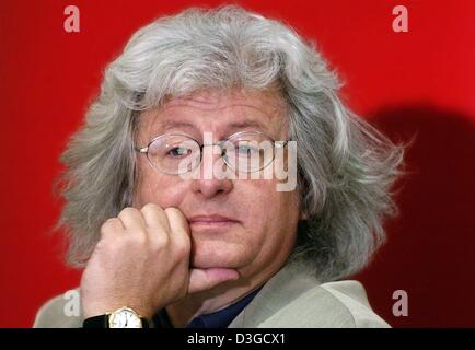 (Dpa) - autore Ungherese Peter Esterhazy raffigurato durante nel corso di una conferenza stampa presso la Fiera del Libro di Francoforte, sabato 9 ottobre 2004. Esterhazy ha ricevuto il 2004 premio di pace del commercio del libro tedesco industria su Domenica, 10 ottobre. Foto Stock