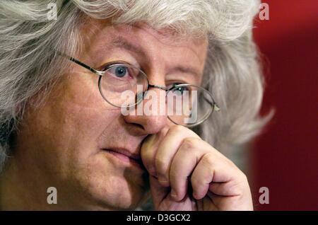 (Dpa) - autore Ungherese Peter Esterhazy raffigurato durante nel corso di una conferenza stampa presso la Fiera del Libro di Francoforte, sabato 9 ottobre 2004. Esterhazy ha ricevuto il 2004 premio di pace del commercio del libro tedesco industria su Domenica, 10 ottobre. Foto Stock