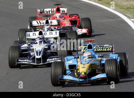 (Dpa) - Canadese pilota di Formula Uno Jacques Villeneuve (Renault) conduce davanti a colombiano Juan Pablo Montoya (BMW-Williams) e il finlandese Kimi Raeikkoenen (McLaren Mercedes) e il brasiliano Rubens Barrichello (Ferrari) durante il Gran Premio di Formula Uno a Suzuka, in Giappone, 10 ottobre 2004. Foto Stock