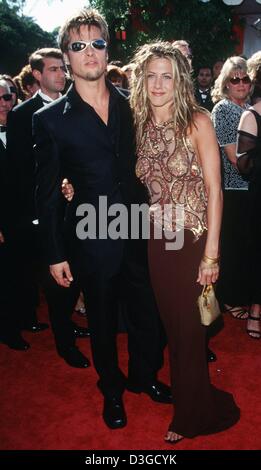 (Dpa file) - Hollywood hunk Brad Pitt e la sua fidanzata Jennifer Aniston arrivano al Emmy Awards a Los Angeles, 12 settembre 1999. La coppia che si sono sposati nel luglio 2000, ha presumibilmente suddiviso, la carta 'News del mondo" ha riferito il 11 ottobre 2004. Le due stelle hanno vissuto oltre che per un paio di mesi e andrà modi separati in futuro. Corre voce che Pitt's film Foto Stock