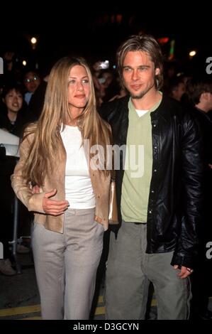 (Dpa file) - Hollywood hunk Brad Pitt e la sua fidanzata Jennifer Aniston arrivare alla premiere di "Erin Brockovich" a Los Angeles, 14 marzo 2000. La coppia che si sono sposati nel luglio 2000, ha presumibilmente suddiviso, la carta 'News del mondo" ha riferito il 11 ottobre 2004. Le due stelle hanno vissuto oltre che per un paio di mesi e andrà modi separati in futuro. Corre voce tha Foto Stock