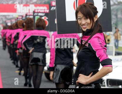 (Dpa) - Griglia giapponese ragazze formano una corsia durante il driver's Parade prima del Gran Premio sul circuito di gara a Suzuka, in Giappone, 10 ottobre 2004. Foto Stock