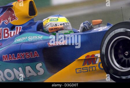 (Dpa) - italiano in Formula Uno pilota Giancarlo Fisichella (team Sauber) gare attraverso la pioggia durante il corso di formazione gratuito a Suzuka International Racing Course a Suzuka, in Giappone, 8 ottobre 2004. A causa di un avvicinamento typhoon, racing potrebbe essere annullato il sabato. Il Gran Premio del Giappone si svolgerà domenica 10 ottobre 2004. Foto Stock