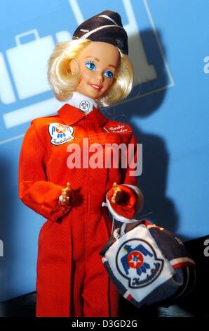 (Dpa) - una bambola Barbie nell'uniforme di un US airforce officer (risalente al 1994) è in mostra alla fiera "Mondo di Barbies" a Monaco di Baviera, Germania, il 7 ottobre 2004. Complessivamente circa un migliaio di bambole Barbie sono presentati, compresi rari e costosi e appositamente progettati bambole di collettore. La mostra commemora Barbie il quarantacinquesimo compleanno, sarà aperta fino al 7 novembre 2004. Foto Stock