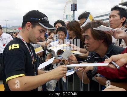 (Dpa) - tedesco di formula one driver Timo Glock (Giordania) firma autografi sul circuito di gara a Suzuka, in Giappone, 7 ottobre 2004. Il giapponese di FORMULA ONE Grand Prix sarà in corso la domenica, 10 ottobre 2004. Foto Stock