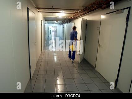 (Dpa) - Vista della sala in un minimo nella sezione sulla sicurezza dell'impianto di correzzione nel Preungesheim quartiere di Francoforte, Germania, 23 settembre 2004. Foto Stock