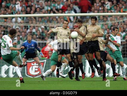 (Dpa) - La parete del Bayern giocatori (da L:) Jens Jeremies, Martin Demichelis e Michael Ballack, blocca il calcio di punizione da Brema Valerien Ismael (L) durante la Bundesliga soccer game contrapposta SV Werder Bremen e FC Bayern Monaco di Baviera a Brema (Germania), 2 ottobre 2004. In background (blu) tricot Bayern il portiere Oliver Kahn, e sulla destra di Brema lettore di Johan MICOUD. Foto Stock