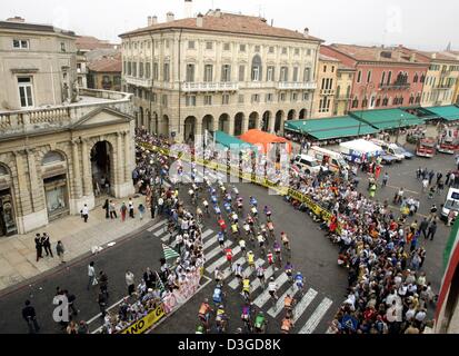 (Dpa) - Il pack cicli attraverso la città vecchia storica durante il 265,5 km lungo uomini la gara su strada dei campionati del mondo di Verona, Italia, il 3 ottobre 2004. Foto Stock