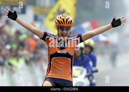 (Dpa) - Marianne Vos dai Paesi Bassi jubilates dopo la vittoria delle donne junior la gara su strada dei campionati del mondo di Verona, Italia, 1 ottobre 2004. Foto Stock