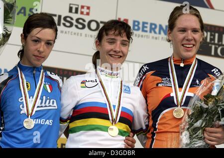 (Dpa) - Vincitore Marianne Vos (C) dai Paesi Bassi sorrisi sul podio con il secondo posto Marta Bastianelli (L) da Italia e Dutch Eleonora van Dijk (R) dopo la donna junior la gara su strada dei campionati del mondo di Verona, Italia, 1 ottobre 2004. Foto Stock