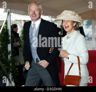 (Dpa) - Il Principe Hans-Adam II del Liechtenstein e di sua moglie, la principessa Marie, sono tra gli ospiti di nozze di Elisabetta Duchessa in Baviera a Tegernsee, Germania, 25 settembre 2004. Foto Stock