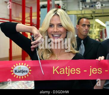 (Dpa) - Modello Super Heidi Klum, che approvi i prodotti da frutta Katjes gum e fabbrica lakritz, tagli il nastro durante la fase di apertura della nuova fabbrica Katjes in Emmerich, Germania, 25 settembre 2004. Foto Stock