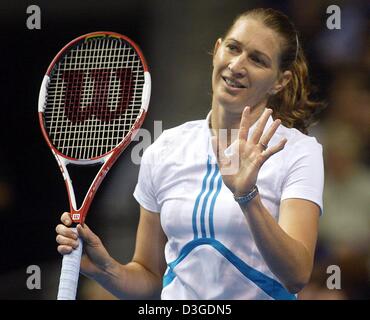 (Dpa) - ex giocatori di tennis Steffi Graf gesti dopo la conversione del punto di corrispondenza durante un match di esibizione contro Gabriela Sabatini a Max Schmeling Halle di Berlino, 25 settembre 2004. Il banner in background legge "anke Steffi' (grazie Steffi). Steffi Graf, che ha rassegnato le dimissioni dalla sua carriera professionale dopo un certo numero di lesioni del 13 agosto 1999, sconfitto Gabri argentino Foto Stock