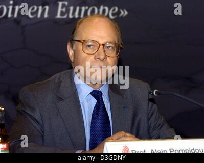 (Dpa) - Alain Pompidou, il presidente dell'Ufficio europeo dei brevetti, parla nel corso di una conferenza stampa a Monaco di Baviera, Germania, venerdì 24 settembre 2004. Nella prima metà del 2004 86,300 nuovi brevetti sono stati registrati che è un 7 per cento di aumento rispetto all'anno precedente. Pompidou è il figlio dell ex Presidente francese Georges Pompidou. Foto Stock