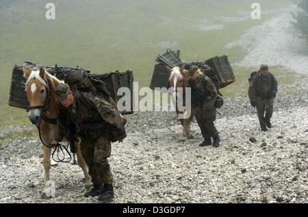 (Dpa) - i soldati tedeschi marzo con i loro cavalli durante la fanteria di montagna la formazione "Flinke Gams' nelle Alpi Bavaresi vicino a Mittenwald, Germania, 15 settembre 2004. 2000 soldati internazionale ha preso parte in alta montagna formazione. Foto Stock