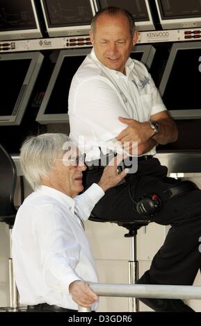 (Dpa) - Formula una testa Bernie Ecclestone (fondo) parla con la McLaren-Mercedes boss Ron Dennis (sopra) presso il New Shanghai International Circuit in Cina a Shanghai, 24 settembre 2004. Il Gran Premio di Cina, in assoluto la prima gara di Formula Uno sul suolo cinese, avrà luogo la prossima domenica, 26 settembre 2004. Foto Stock