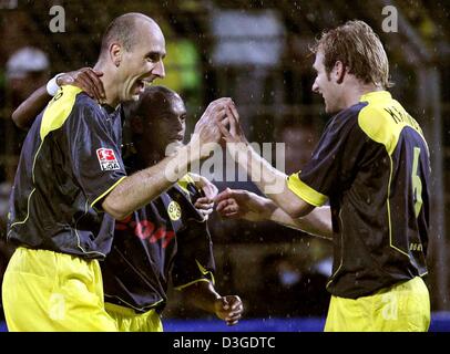 (Dpa) - Dortmund (giocatori da L:) Jan KOLLER, Ewerthon e Florian KRINGE celebrare Koller's segnando il 2-0 conduttore durante la DFB Cup Soccer Game contrapposta Borussia Dortmund e SpVgg Unterhaching a Dortmund, Germania, il 22 settembre 2004. Foto Stock