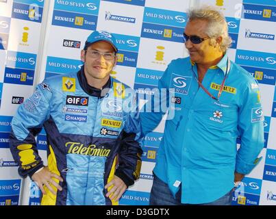 (Dpa) - Canadese pilota di Formula Uno Jacques Villeneuve (L) e il suo team Renault leader Flavio Briatore (R) pongono sulla nuova formula one racing circuito di Shanghai, Cina, giovedì 23 settembre 2004. Ex-campione del mondo Villeneuve nelle prossime tre gare sostituirà Jarno Trulli che ha firmato con la Toyota. Nella prossima stagione Villeneuve sarà regolarmente driver con lo svizzero Sauber te Foto Stock