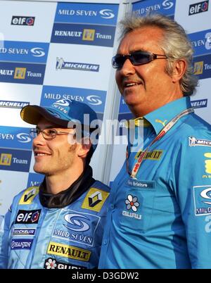 (Dpa) - Canadese pilota di Formula Uno Jacques Villeneuve (L) e il suo team Renault leader Flavio Briatore (R) pongono sulla nuova formula one racing circuito di Shanghai, Cina, giovedì 23 settembre 2004. Ex-campione del mondo Villeneuve nelle prossime tre gare sostituirà Jarno Trulli che ha firmato con la Toyota. Nella prossima stagione Villeneuve sarà regolarmente driver con lo svizzero Sauber te Foto Stock