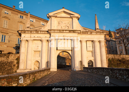 Bergamo - San Giacomo gate - Porta San Giacomo nella luce del mattino Foto Stock