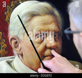 L'artista Michael Triegel noto come 'Papstmaler' ('Papa pittore') Opere sulla sua seconda ritratto di troncatura Papa Benedetto XVI nel suo studio di Leipzig, Germania, 19 febbraio 2013. Una m di altezza e 72 cm di larghezza del ritratto è un lavoro commissionato per l'ambasciata tedesca presso la Sede Apostolica di Roma. Si suppone di essere consegnati come un prestito a Roma a Joseph Ratzinger il compleanno il 16 aprile 2013. Foto: Waltraud Grubitzsch Foto Stock