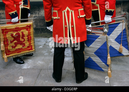 Buglers aspettano l'inizio della processione ufficiale dell Assemblea Generale della Chiesa di Scozia. Foto Stock