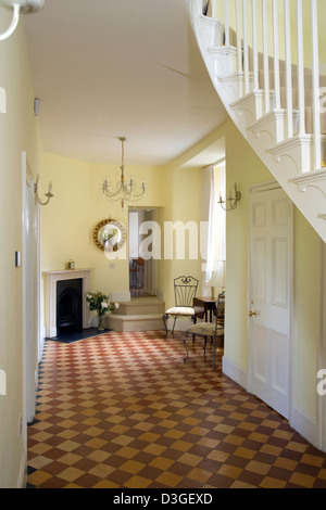 Un grande stile vittoriano corridoio con checkr modello scheda di piastrelle per pavimento. Foto Stock