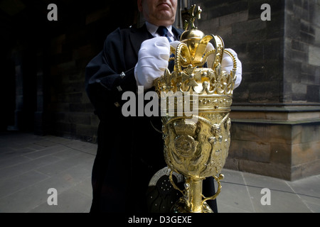 Il macis portatore per la processione ufficiale in occasione dell Assemblea Generale della Chiesa di Scozia 2010. Foto Stock