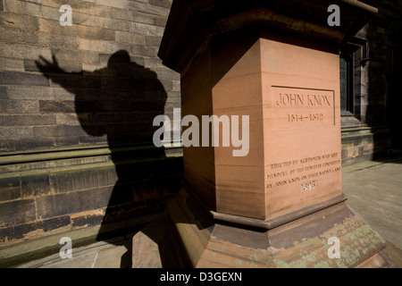 L ombra della Statua di John Knox nel cortile di Assembly Hall. L'Assemblea Generale della Chiesa di Scozia Foto Stock