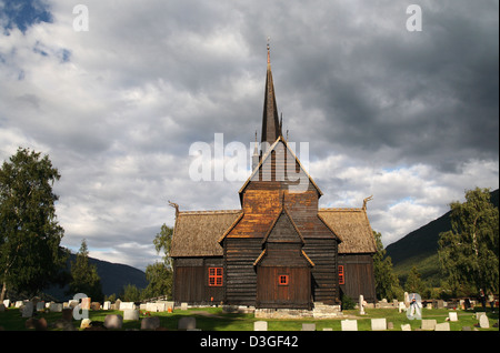 Una vecchia chiesa della doga nella campagna norvegese Foto Stock