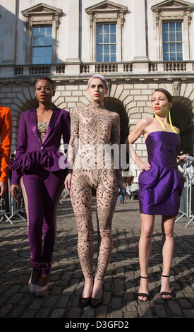 Londra, Regno Unito. Il 19 febbraio 2013. Un flashmob con 11 modelli indossando i disegni da Carlotta Actis Barone ha creato un agitare oggi, martedì, come apparivano al Somerset House durante la London Fashion Week e poi camminato fino a massone's Hall dove la moda mostra Scout prendere posto. Foto: CatwalkFashion/Alamy Live News Foto Stock