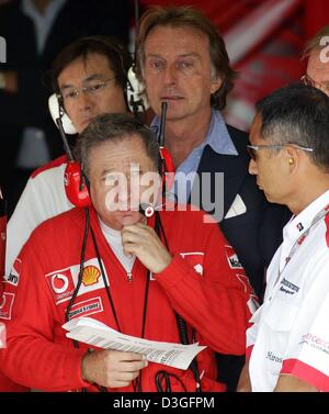 (Dpa) - Fiat il Presidente Luca di Montezemolo (C, indietro) e testa di Ferrari Jean Todt (C, anteriore) concentrato nel corso delle qualifiche per il Gran Premio d'Italia a Monza, Italia, 11 settembre 2004. La gara il giorno seguente è stato vinto dal ferrarista Rubens Barrichello dal Brasile davanti al suo compagno di squadra tedesco Michael Schumacher. Foto Stock